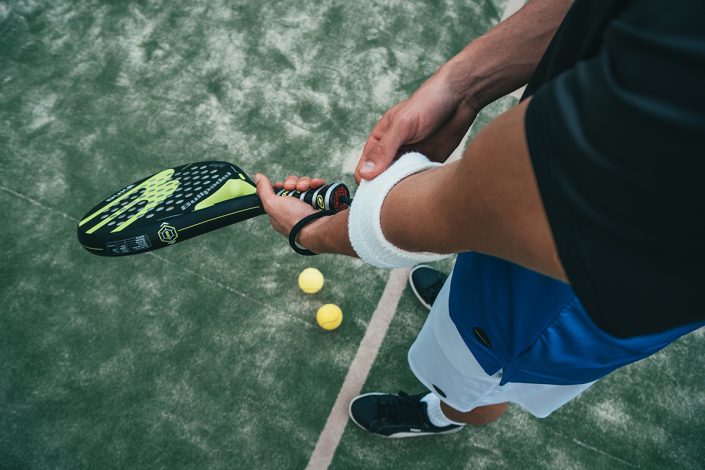 person-holding_tennis-racket1